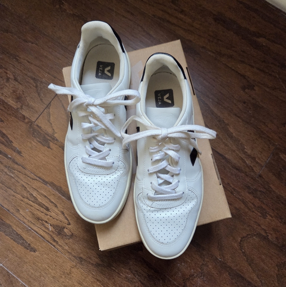 Veja White and Black Women's Sneakers Size 9 - Picture 2 of 9
